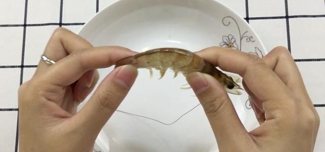 别再用牙签去虾线了,卖虾老板教我这样做,不用任何工具3秒一个