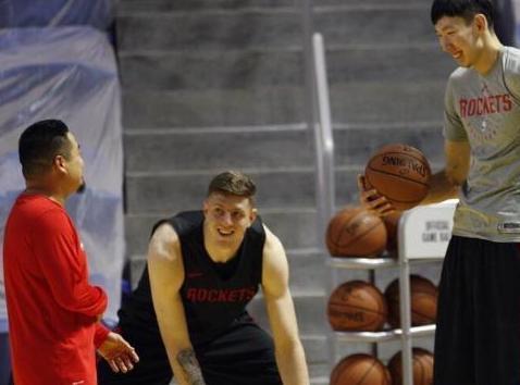 哈滕低迷表现气的德帅摇头,周琦却连续拿出两