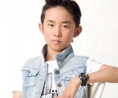 易烊千玺童年照,有人说真土,有人说真可爱,有人