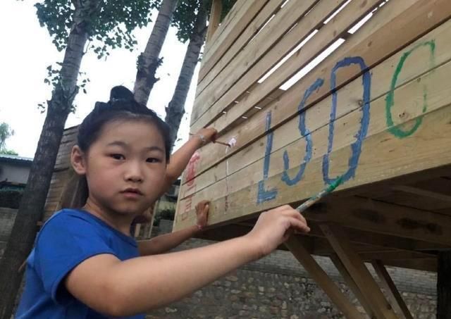 岳云鹏9岁女儿越长越漂亮，爱妻从手术中恢复，一家四口羡煞旁人
