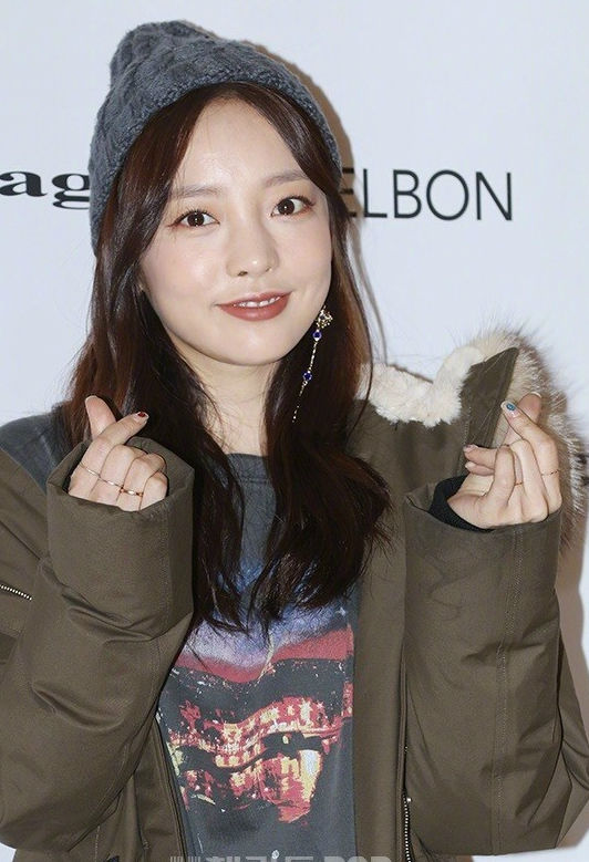 具荷拉出席活动鼻孔大小不一样?网友:整容了?