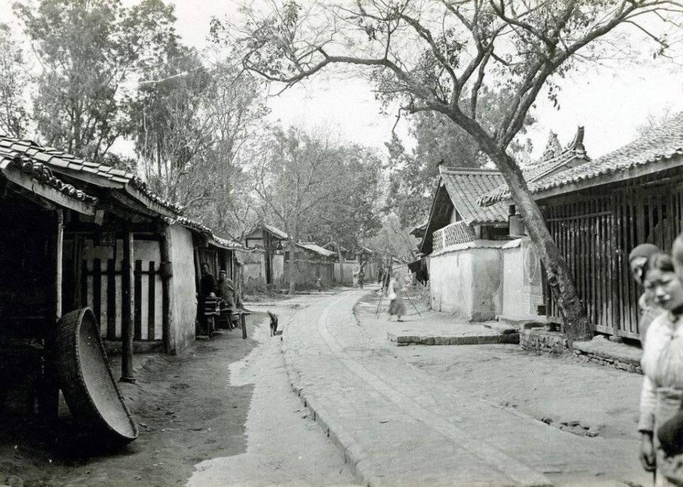 老照片:看看110年前的四川成都是什么样子，街道整齐，静谧祥和