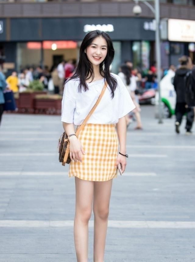 格子街拍,一身路人美女帅哥的穿着,短裙穿搭风美女睡觉黄白小游戏图片
