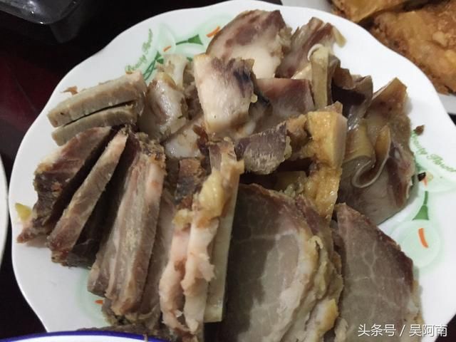 大姨妈家拜年,她却端了一大盘青菜招待我们,真相让我们感动