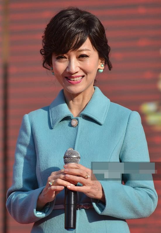 赵雅芝这双鞋真是丑炸了!越老越敢穿啊,62岁依然当自己是少女?