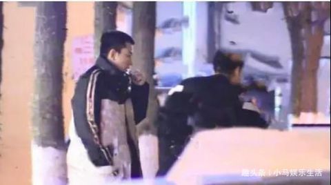 网传贾乃亮金晨恋爱,晒同款手机壳,网友:他终于