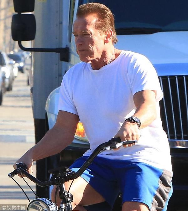 组图:70岁施瓦辛格依然健硕有型 与女友骑车健