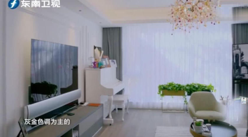 曹曦文的大尺寸装修公开a尺寸,女儿罕见出镜很别墅别墅柱子门前的图片