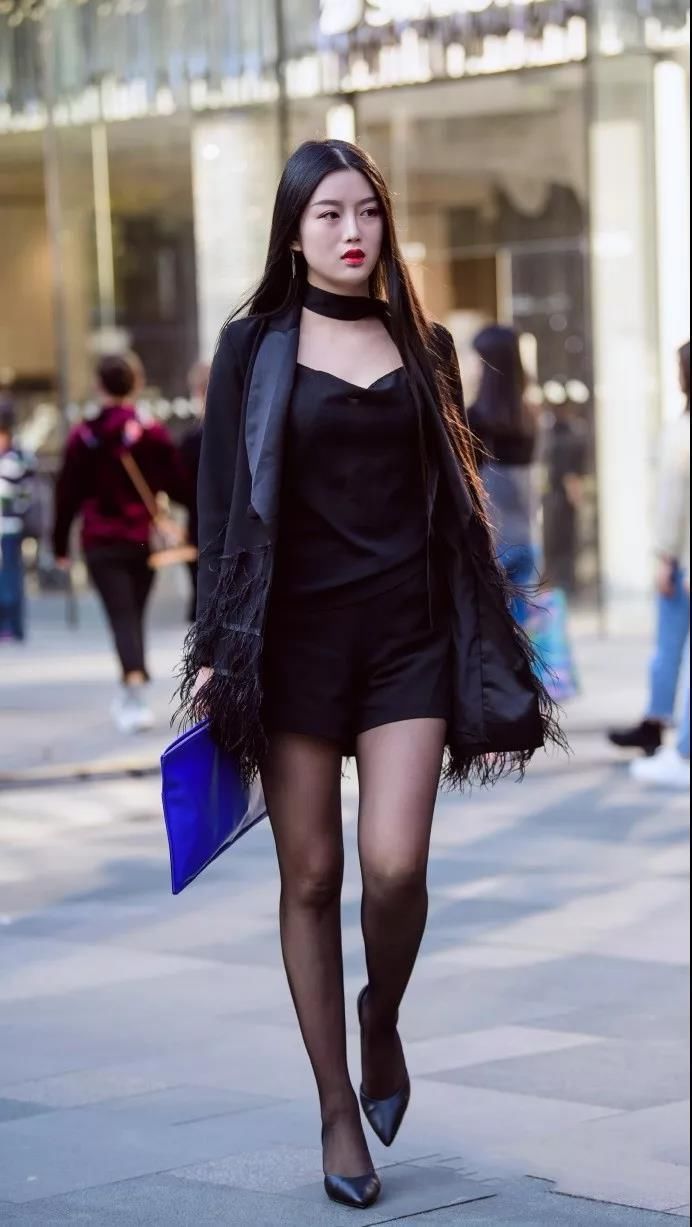 街拍:走路轻盈美丽的黑丝袜长发美女
