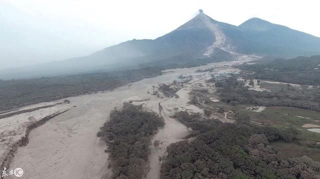 危地马拉埃斯昆特拉火山爆发后的一天，火山周围地区的鸟瞰图