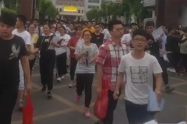 高考完第一个出考场真的很喜悦,网友:不是青铜
