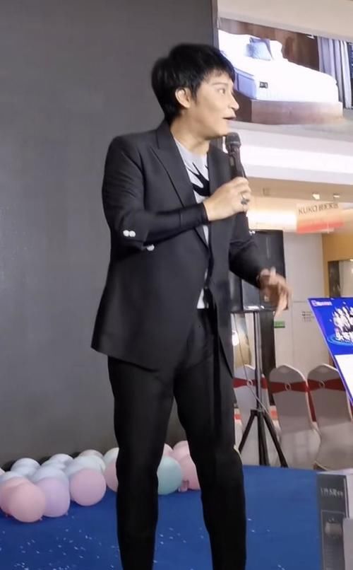 陈志朋参加小商场演出，舞台布置简陋，台下无人与他捧场令人唏嘘