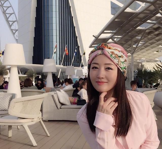 杨钰莹粉色衬衫搭花式头巾，48岁青春依然靓美，少女心元气满满