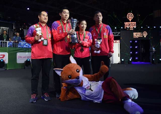 许昕\/刘诗雯为中国队夺得布达佩斯世乒赛首金