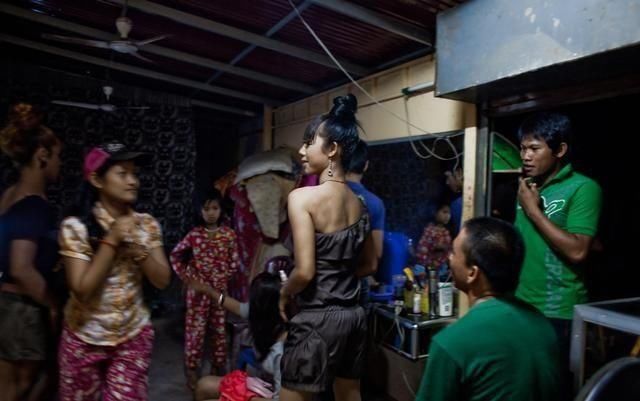 柬埔寨女人为了养家白天干活,晚上做兼职男人