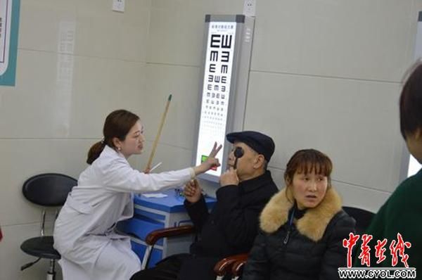 每天看手机七八小时者患青光眼的机率是他人两倍