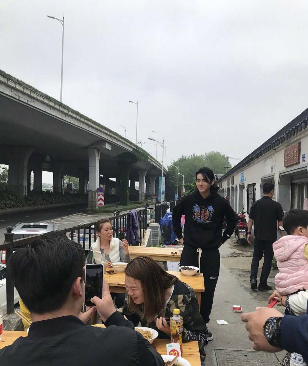 吴亦凡打卡网红面馆被整改,网友:老板的笑容渐