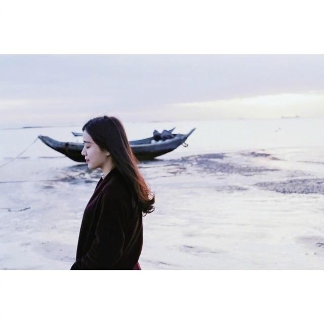 听到那句歌词,就想到背后的忧伤故事,久久缓不