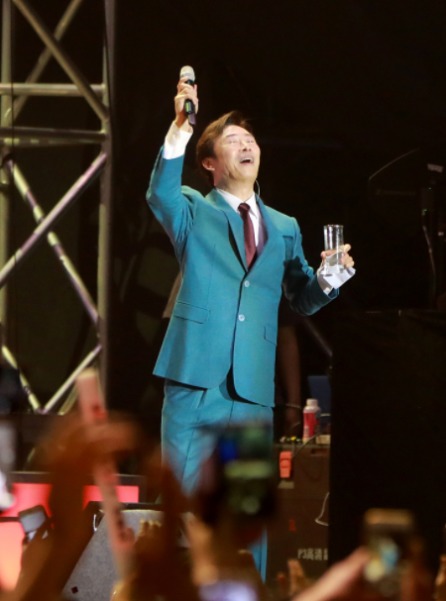 原创 费玉清内地告别演唱会哽咽飙泪,从不喝酒