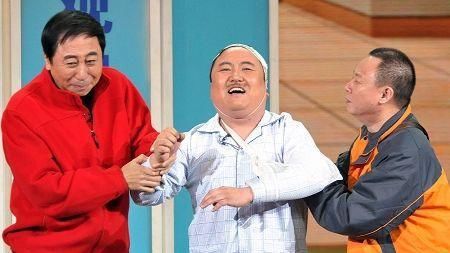 他是春晚常客，倾家荡产陪妻子抗癌21年，现今52岁活成这样