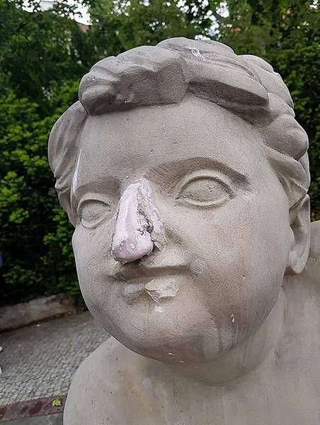 女模特敲掉雕像鼻子-为吸粉砸掉战后天使雕像鼻子惹众怒插图(3)
