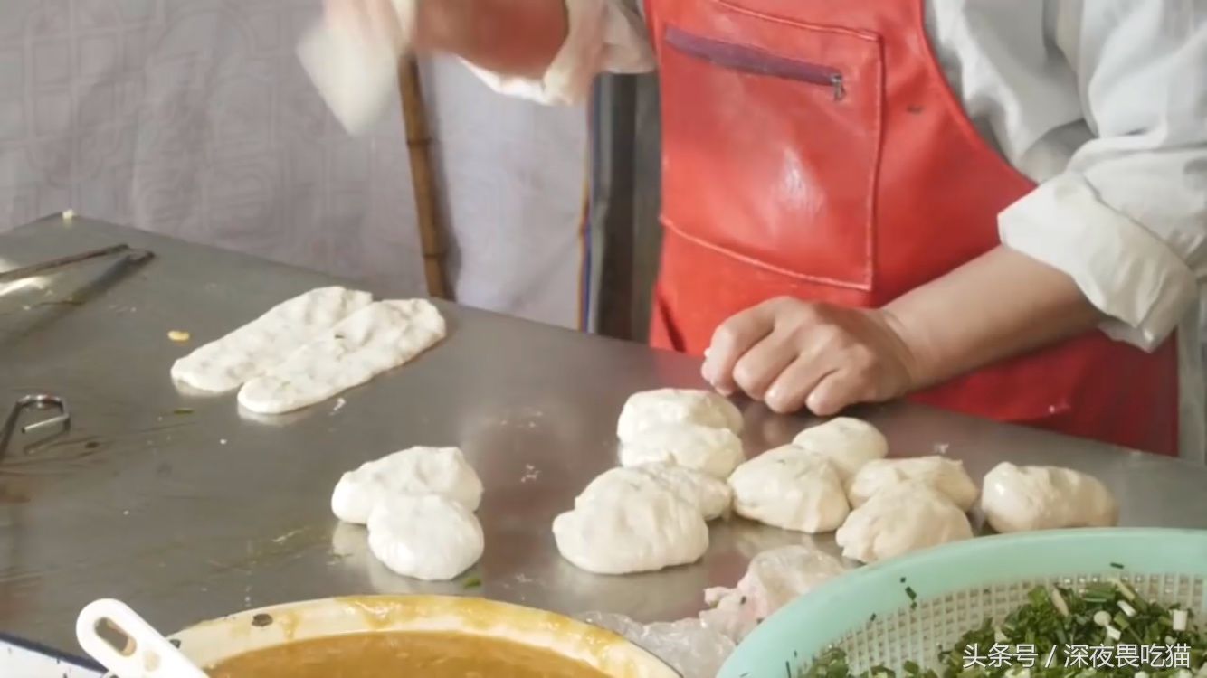 老师傅这样制作葱油饼,好不好吃你们自己就能看出来