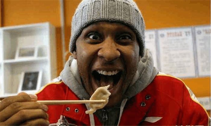 外国人第一次吃中国美食评价:粽子叶一点都不