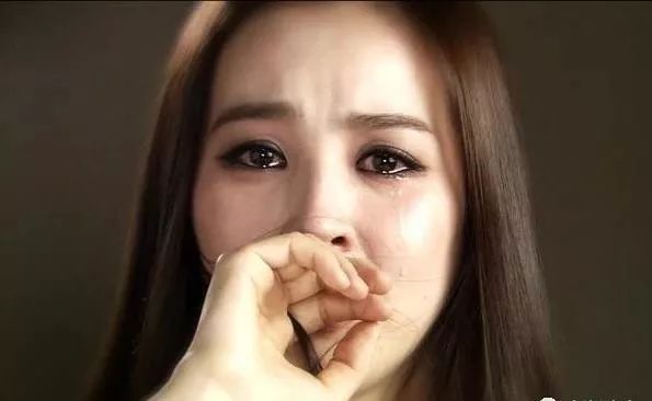 我过生日婆婆拿房产证给我当礼物,我当场撕掉