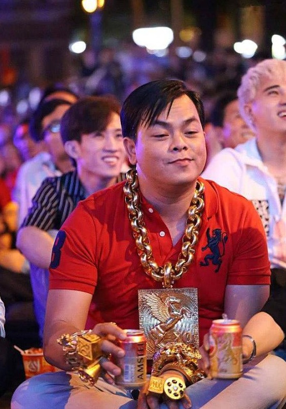 越南男子戴26斤黄金首饰看球,4个保镖保护还要