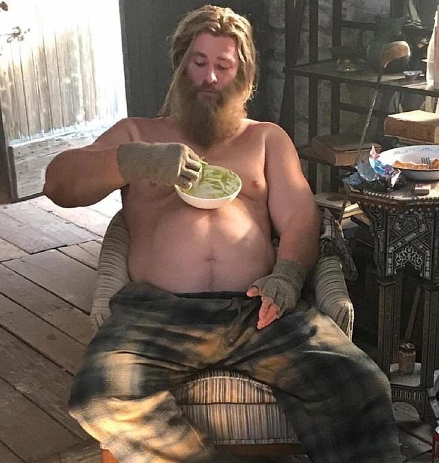 复联四中雷神是怎样变胖的?全程穿这么重的肚