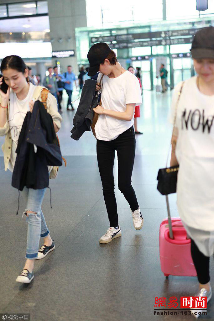 昔日阔太车晓暴瘦撞脸王珞丹机场大秀筷子腿