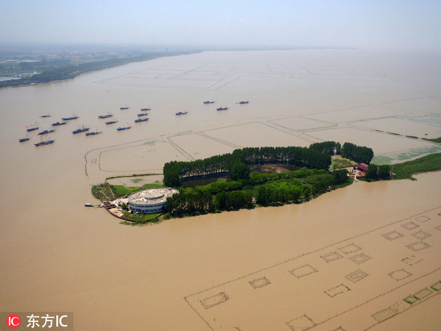 俯瞰江苏洪泽湖持续泄洪 水流湍急航行难