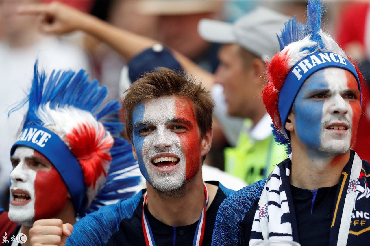 梅西C罗携手告别世界杯,绝代双骄当爹又当妈,