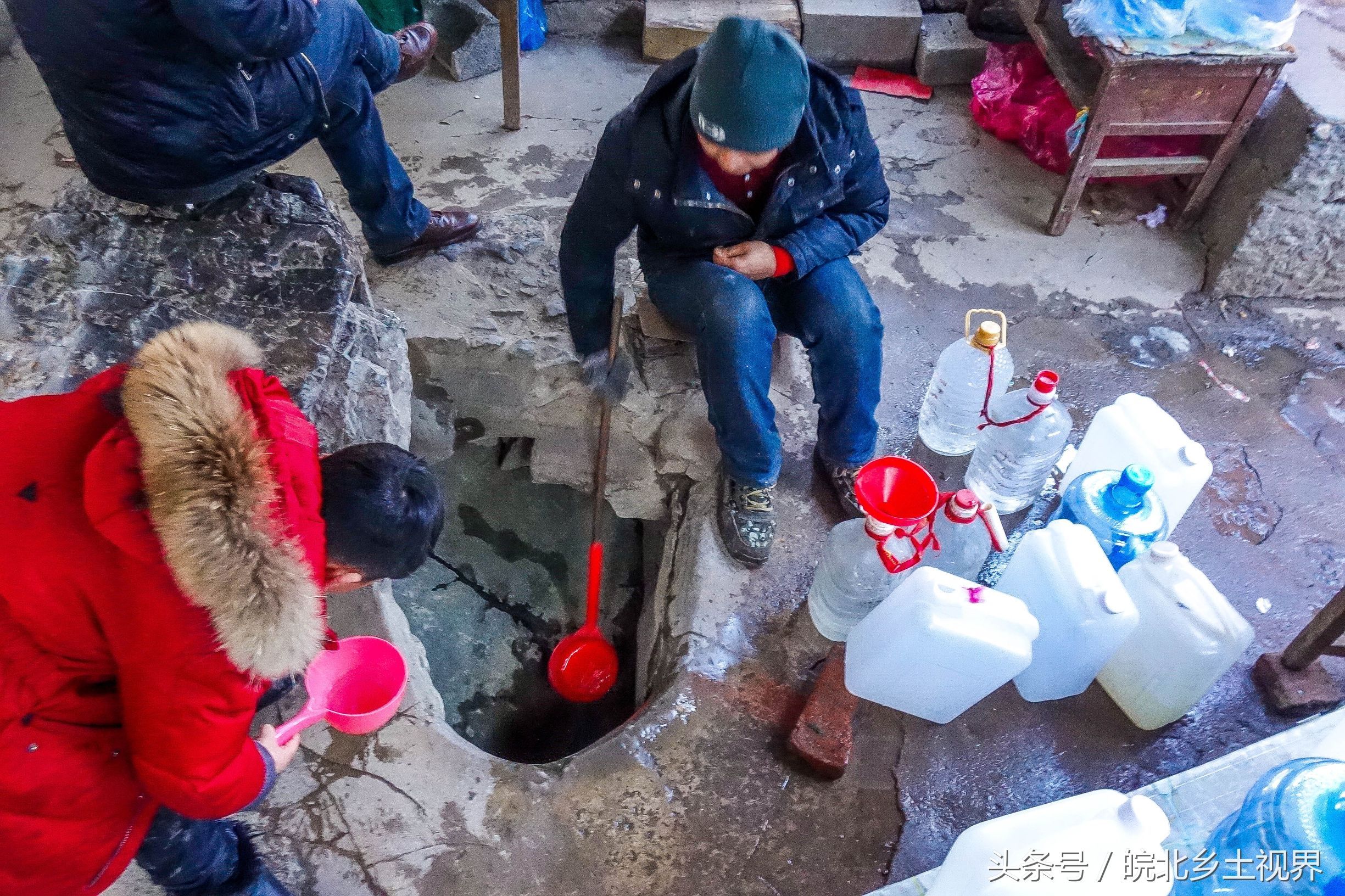 资讯 滚动 正文 一位宿州萧县市民来圣泉寺山泉取水回家的画面.