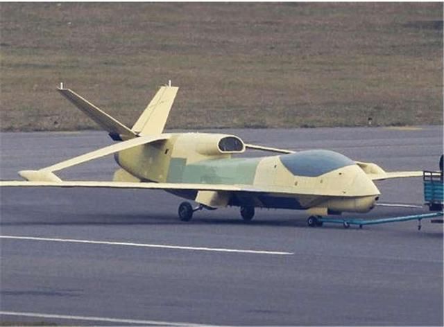 中国新型无人机首亮,前后翼相连,设计比全球鹰更优秀