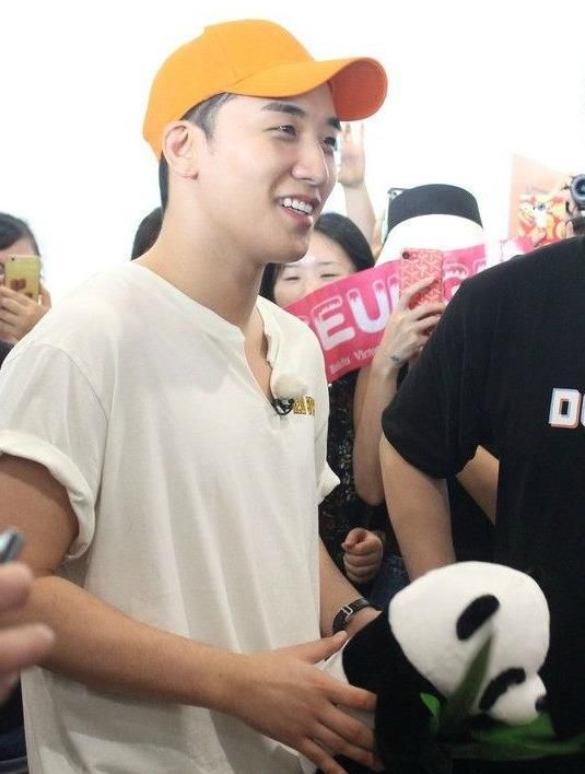 Bigbang胜利中国录综艺手拿熊猫,被粉丝围堵无
