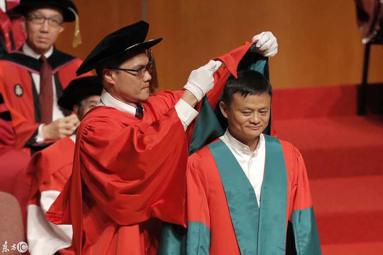 马云获得了香港大学博士学位,穿上博士服的马