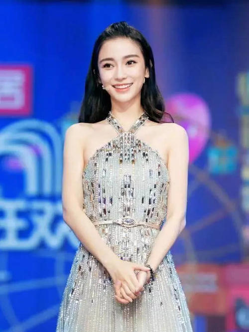 angelababy一组照片曝光,一身半透明礼服裙惊