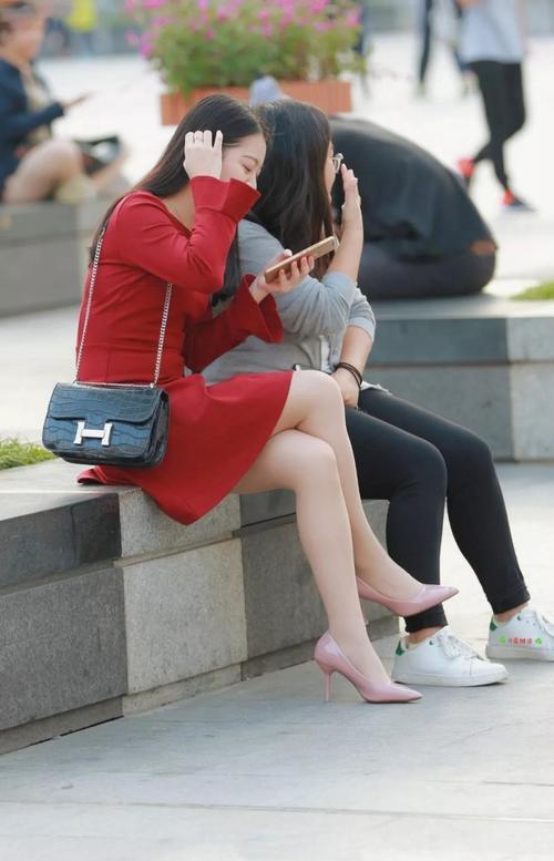 男朋友老是叫我坐有坐相,女人腿不能岔开.我说要尿尿.