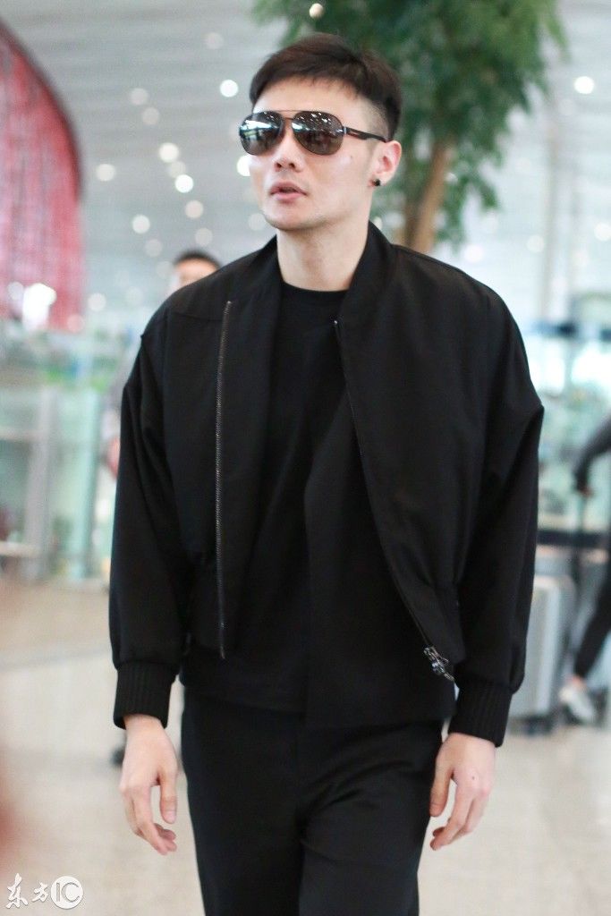李荣浩一身黑衣加墨镜,带着新专辑现身机场,这