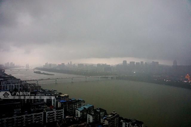 黑云压城 暴雨袭击广西柳州市区 龙城白天如黑夜