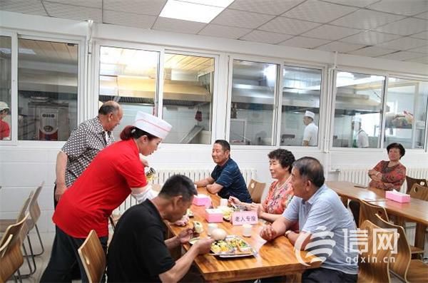 青岛高标准建设社区助老食堂 困难老人每餐只