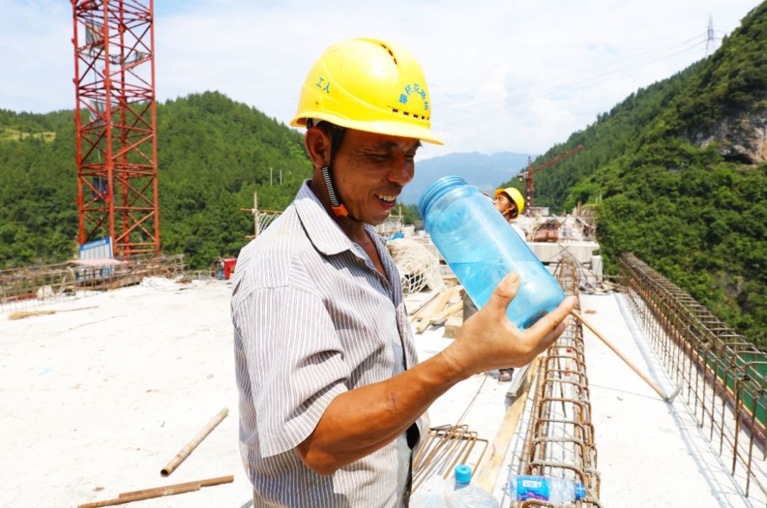 说说烈日下的筑路工人_【快资讯】