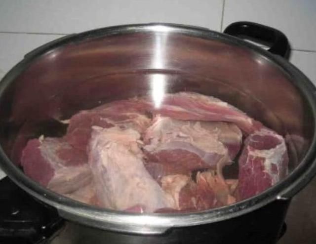 怎么挑选好的牛腱子肉 t01544ecea55ab49e40.jpg