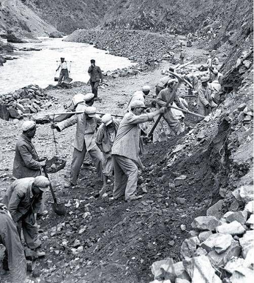 世界海拔最高的公路康藏公路修筑的震撼场景，动用解放军来修