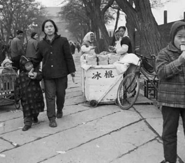 摄影师拍下中国80年代老照片:图2女子好开放,