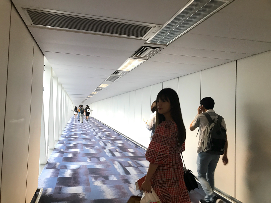 APINK低调返韩 初珑与香港panda不舍告别_【