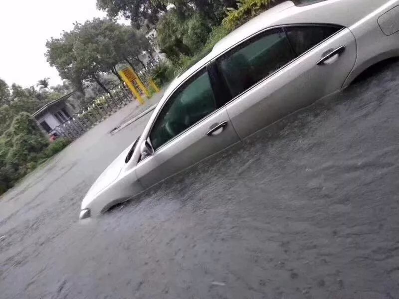 雷暴雨突袭广州!广东多地严重水浸+塞车!未来还有5号台风...