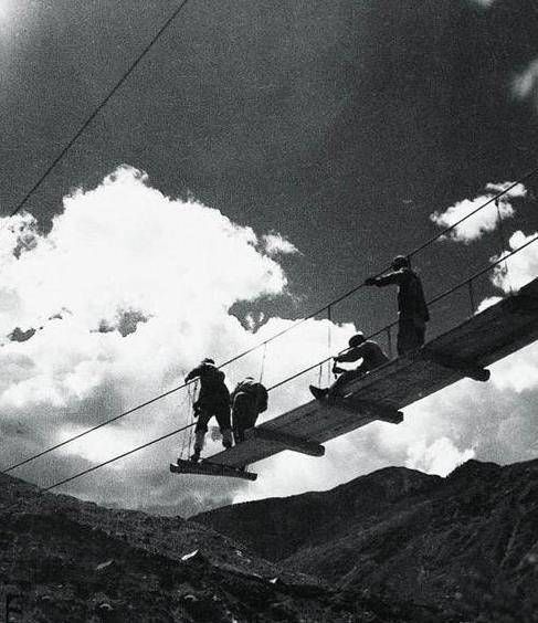 世界海拔最高的公路康藏公路修筑的震撼场景，动用解放军来修