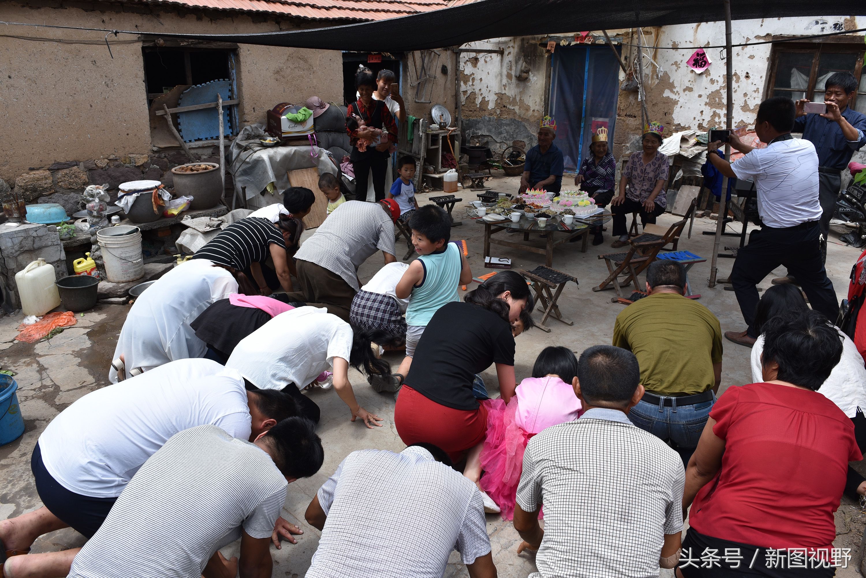 105岁老人过生日,30多位子孙磕头祝寿,83岁儿